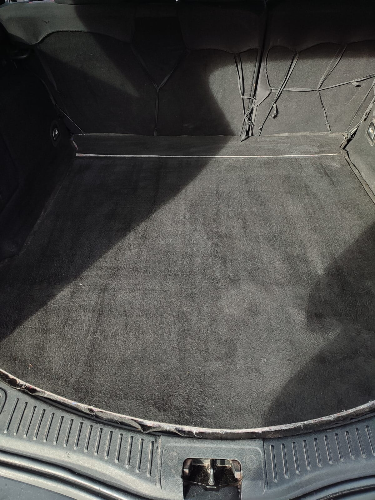 A Ford Mondeo kitisztított csomagtere, felporszívózott kárpittal